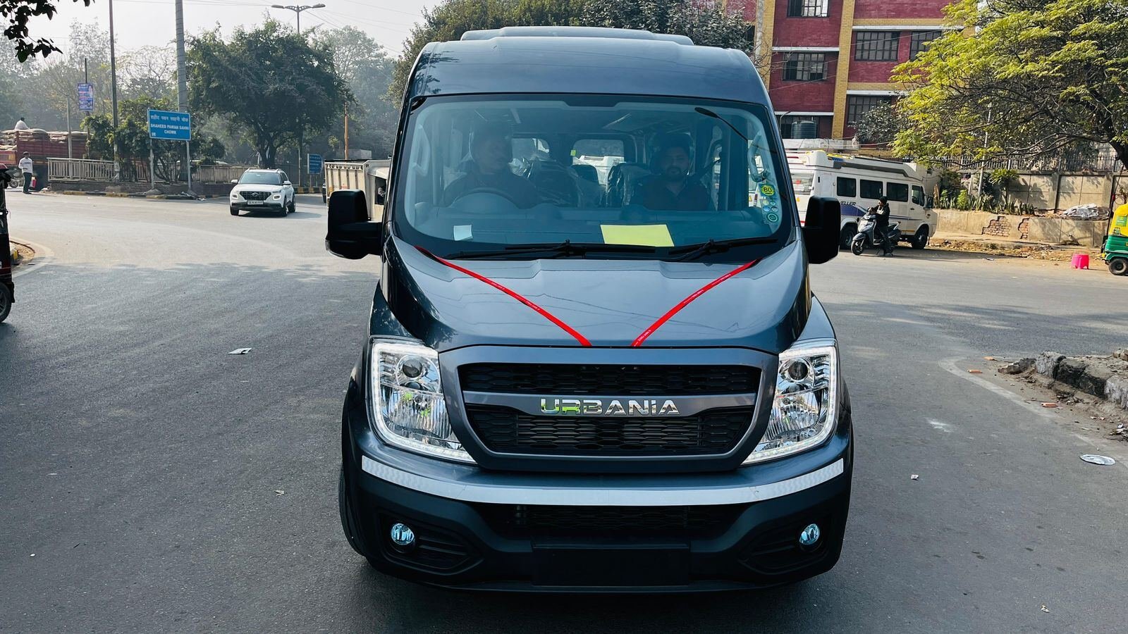 Force Urbania taxi in Noida